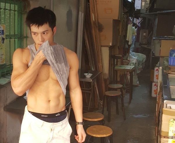 Sexy Asian Guys Bring In Crowds At Food Vendors In Taiwan